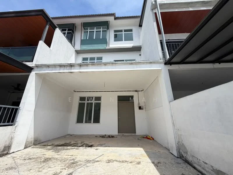 Exterior type: linked terrace house; features: white painted facade, flat roof, single-storey, concrete flooring, large windows, main entrance door, covered car porch, surrounded by walls, minimal landscaping; style: modern.