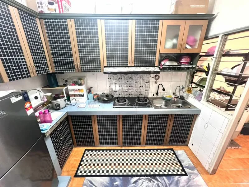 Kitchen features: black and gold cabinetry, grey countertop, double-bowl stainless-steel sink, chrome pull-down faucet, 4-burner gas hob, built-in range hood, ceramic tile backsplash with decorative pattern, refrigerator, microwave, kitchen rug with geometric pattern, open shelving, wall-mounted storage racks; style: modern.