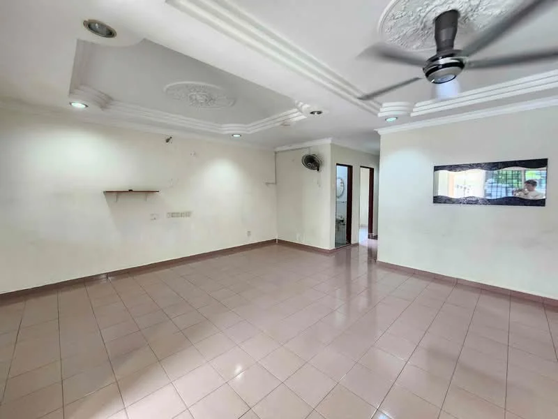Living features: cream painted walls, white ceiling with decorative plaster, recessed downlights, 5-blade ceiling fan, wall-mounted air conditioning unit, glazed tile flooring, open layout, window with view to outside; style: modern.
