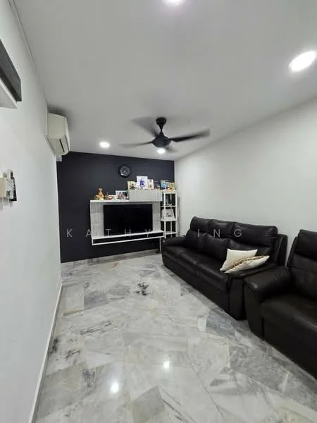 Living features: black leather 3-seater sofa, black leather recliner chair, marble flooring, white painted walls, dark accent wall, ceiling fan with light, wall-mounted shelf, decorative items on shelf, wall clock, air conditioning unit; style: modern.