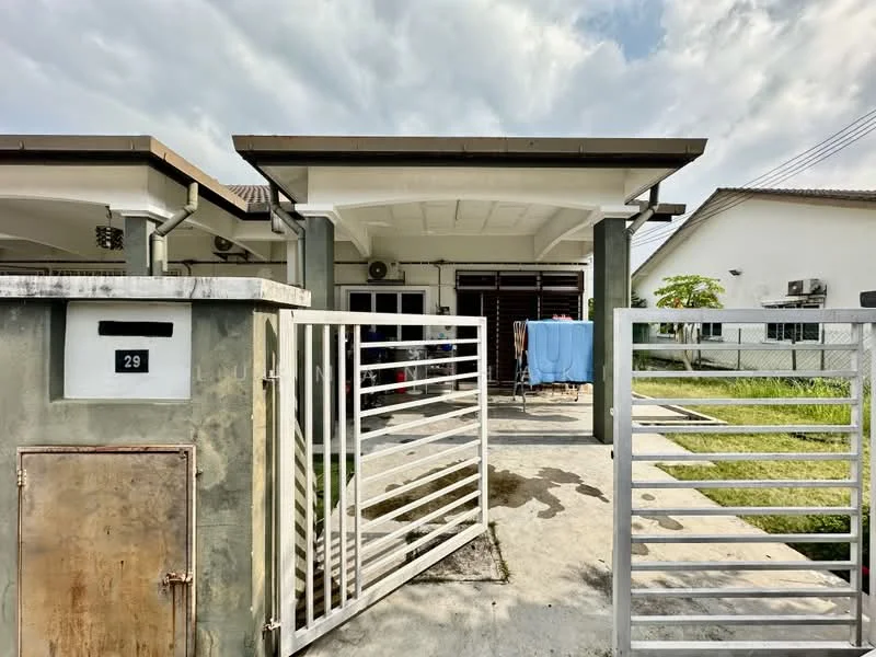 Exterior type: linked terrace house; features: white painted facade, flat roof, single-storey, manicured lawn, paved walkway, metal gate, numbered mailbox, outdoor laundry area, surrounded by greenery, concrete driveway; style: modern.