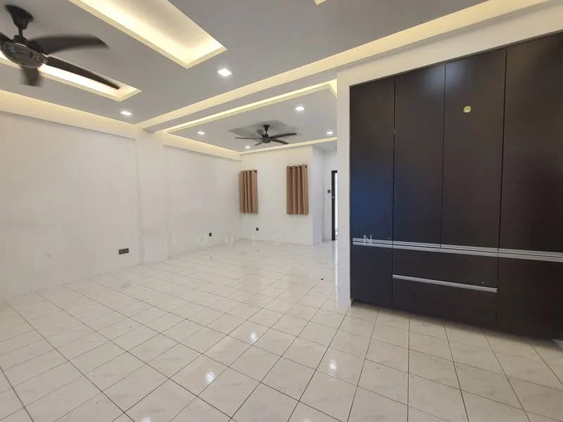 Living features: white painted walls, marble tile flooring, tray ceiling with recessed lighting, 2 ceiling fans, built-in wardrobe with dark wood finish, 2 window treatments with curtains, open layout, neutral color scheme; style: modern.