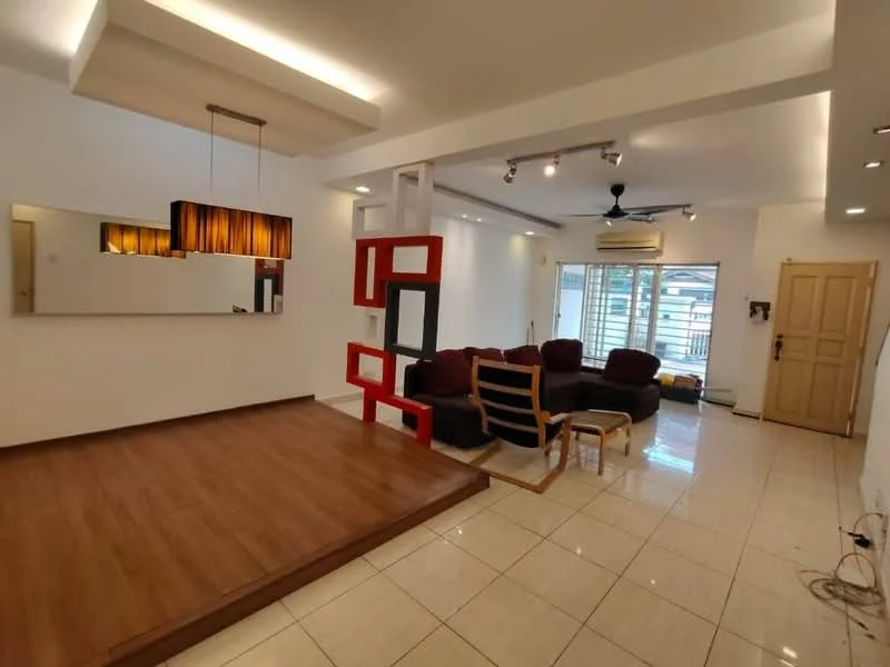 Living features: wooden flooring, white painted walls, recessed downlights, 5-blade ceiling fan, sofa in dark red fabric, coffee table, TV console, mirror on wall, decorative partition in red and white, sliding glass door, curtains, area rug, wall-mounted air conditioning unit; style: modern.