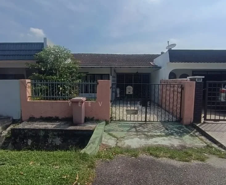 Exterior type: linked terrace house; features: pink painted facade, single-storey, fenced front yard, manicured lawn, paved driveway, garden area, satellite dish on roof, gated entry; style: modern.