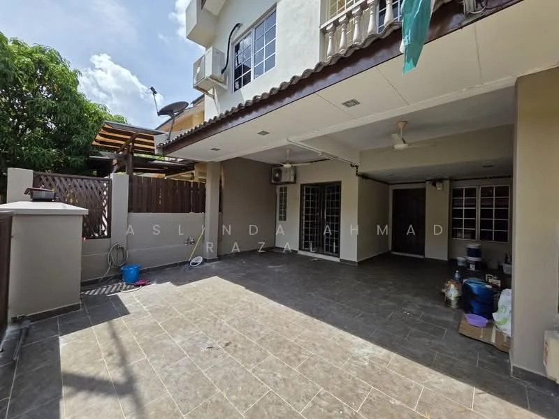 Exterior type: linked terrace house; features: paved outdoor area, covered porch, ceiling fan, wall-mounted air conditioning unit, outdoor seating area, fenced perimeter, satellite dish, water drainage system, exterior wall with light-colored paint, roof overhang; style: modern.