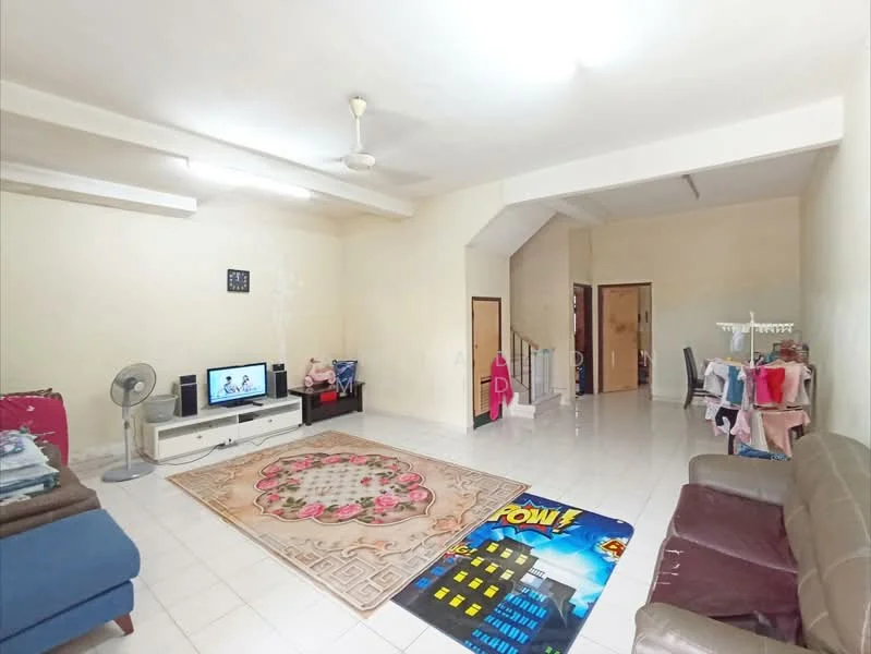 Living features: white painted walls, polished tile flooring, 5-blade ceiling fan, sofa in brown leather, coffee table, area rug with floral pattern, wall-mounted TV, TV console, decorative wall clock, open space layout; style: modern.