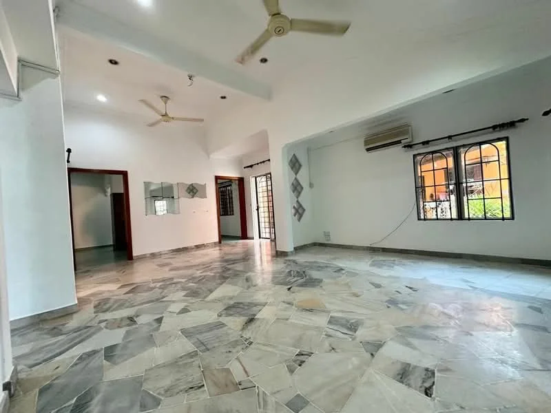 Living features: marble flooring, white painted walls, exposed ceiling beams, 2 ceiling fans, large windows with black frames, natural light, air conditioning unit, open layout; style: modern; view: garden.