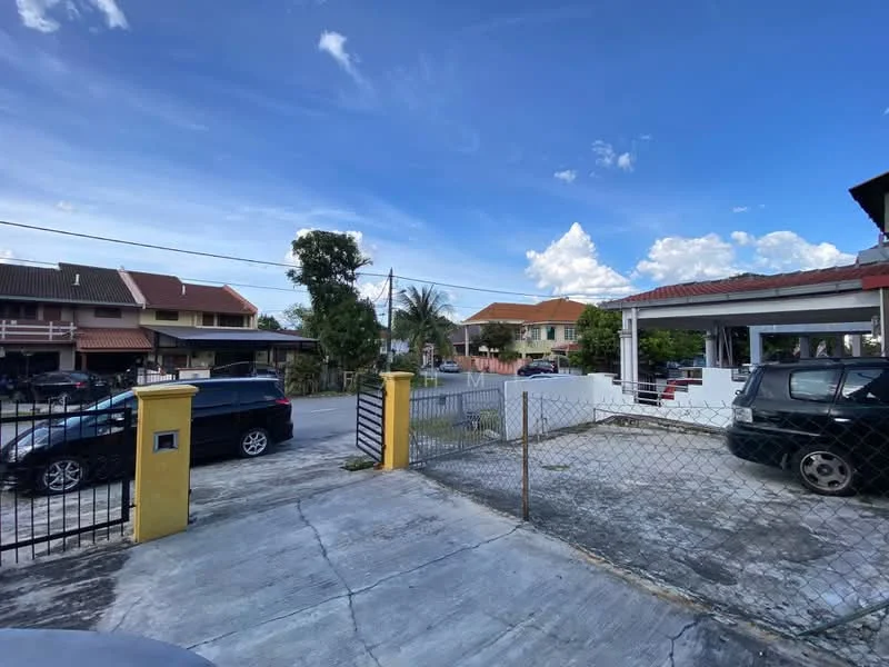 Exterior type: linked terrace house; features: yellow painted gate, concrete driveway, fenced perimeter, manicured lawn, surrounding residential houses, paved walkway, multiple parked cars, clear blue sky, tropical landscaping with palm trees; style: modern.