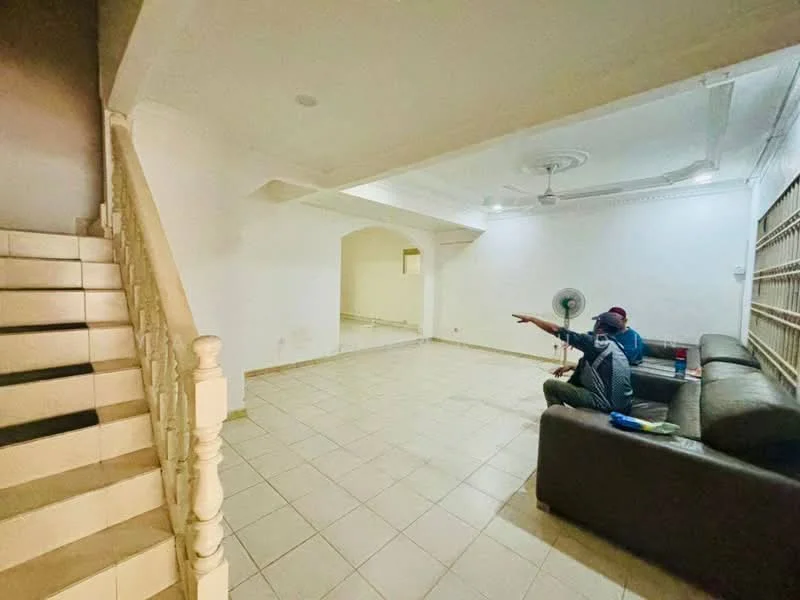 Living features: white painted walls, tile flooring, 5-blade ceiling fan, sofa in dark brown leather, coffee table, wall-mounted fan, staircase with white railing, recessed ceiling lights; style: modern.