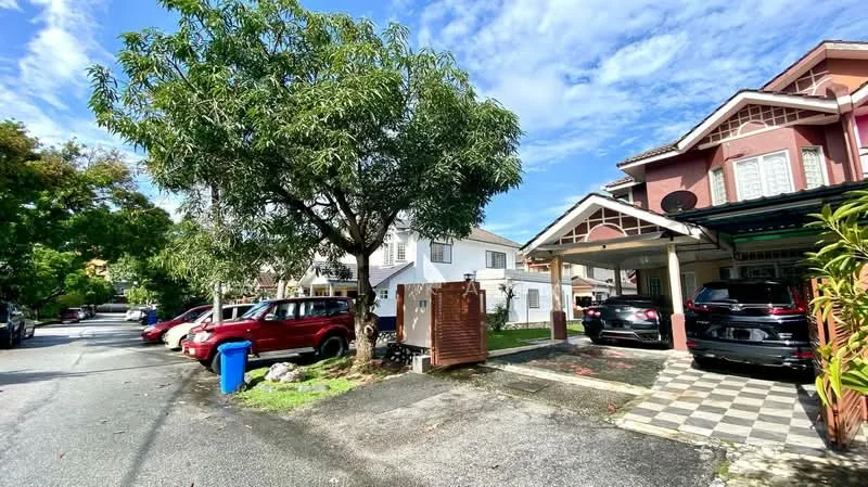 Exterior type: linked terrace house; features: manicured lawn, mature trees, paved driveway, car porch with awning, red brick facade, white painted facade, checkerboard pattern on driveway, surrounded by greenery; style: modern.