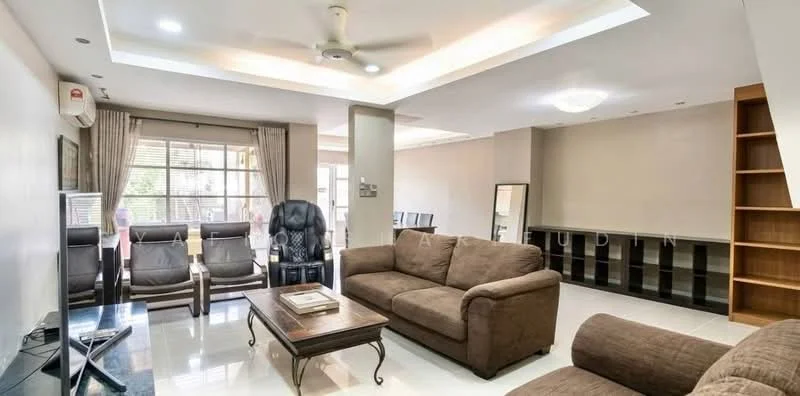 Living features: 5-blade ceiling fan with integrated LED light, sofa in brown fabric, coffee table with dark wood finish, TV console, wall-mounted TV, recessed ceiling with lighting, large windows with sheer curtains, laminate flooring, decorative wall shelving, mirror, air conditioning unit; style: modern.