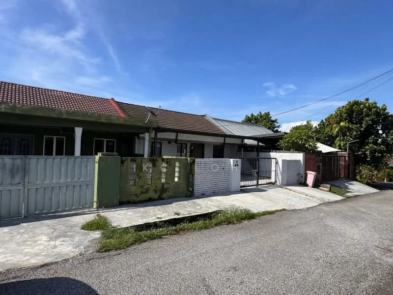 Exterior type: linked terrace house; features: single-storey, red tiled roof, white painted facade, grey brick wall, manicured lawn, paved driveway, fenced front yard, gate at entrance, surrounded by greenery, street view, clear blue sky; style: modern.