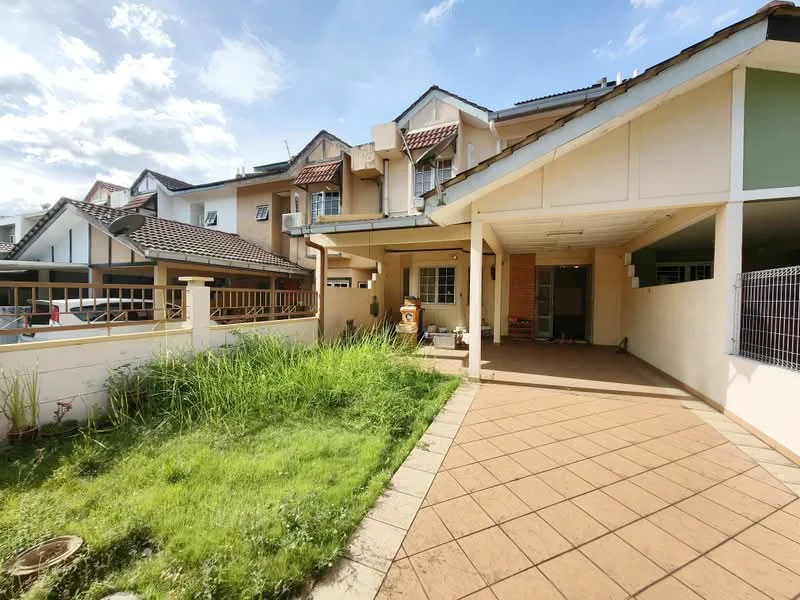 Exterior type: linked terrace house; features: tiled walkway, manicured lawn, garden area with grass, single-storey structure, gabled roof, front porch area, fenced perimeter, multiple windows, decorative roof overhang, adjacent houses visible; style: modern.
