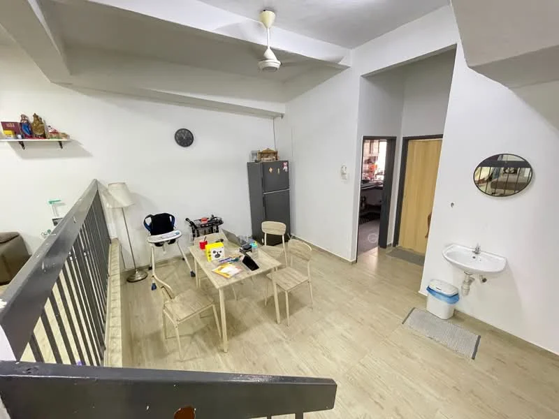 Living features: laminate flooring, white painted walls, exposed ceiling beams, 5-blade ceiling fan, round wall clock, dining table with four chairs, refrigerator, sink with wall-mounted faucet, decorative mirror, light fixture, open layout, kitchenette area; style: modern.
