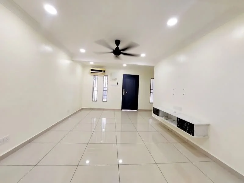 Living features: white painted walls, glossy ceramic tile flooring, 5-blade ceiling fan with light, recessed LED downlights, wall-mounted TV console, air conditioning unit, floor-to-ceiling windows, main entrance door; style: modern.