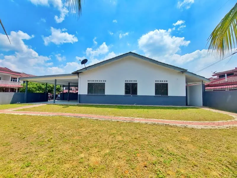 Exterior type: detached bungalow; features: white painted facade, flat roof, single-storey, manicured lawn, paved walkway, windows with security grills, satellite dish, surrounded by greenery; style: modern.