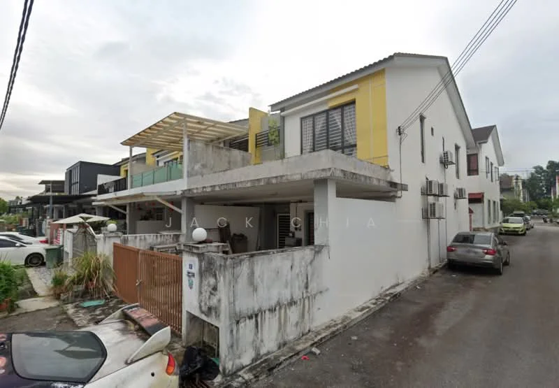 Exterior type: linked terrace house; features: two-storey structure, concrete facade, yellow accent wall, flat roof, balcony on the upper floor, manicured front yard, fenced front yard, multiple windows, parking space in front, surrounded by residential area; style: modern.