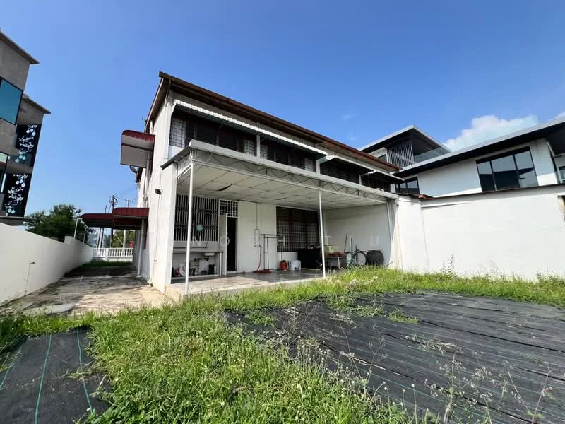 Exterior type: detached bungalow; features: white painted facade, flat roof, single-storey, manicured lawn, paved walkway, covered patio, fenced yard, surrounded by greenery; style: modern.