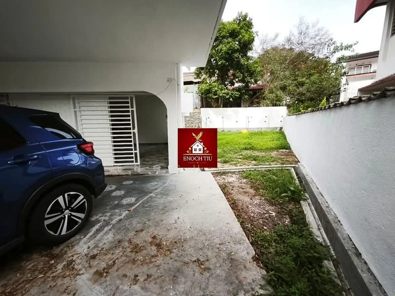 Exterior type: linked terrace house; features: concrete driveway, white painted walls, manicured lawn, fenced yard, car porch with awning, landscaped garden, single-storey, surrounded by greenery; style: modern.