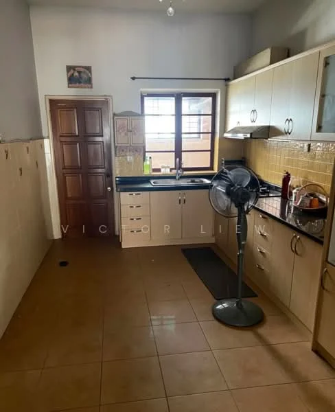 Kitchen features: black granite countertop, single-bowl stainless-steel sink, chrome pull-down faucet, wood cabinetry with cream finish, built-in oven, freestanding range oven, tile backsplash, ceramic tile flooring, window above sink, ceiling light fixture, standing fan; style: modern.