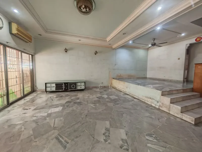 Living features: marble flooring, white painted walls, tray ceiling, recessed downlights, ceiling fan, sliding glass door, built-in cabinetry, step-up platform, large windows, natural light; style: modern; view: garden.