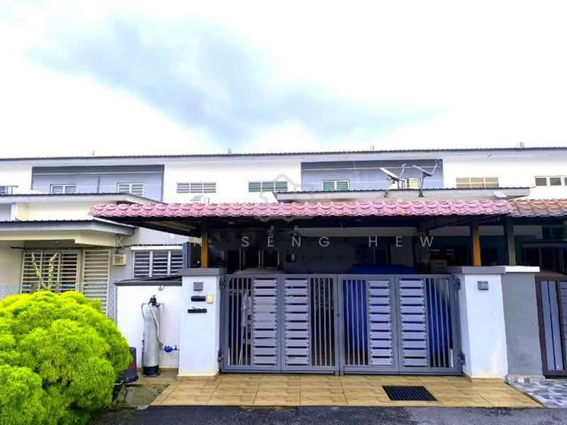 Exterior type: linked terrace house; features: grey painted facade, red tiled roof, metal gate, stone-paved driveway, manicured shrubbery, outdoor lighting, window grilles, satellite dish, two-storey structure; style: modern.