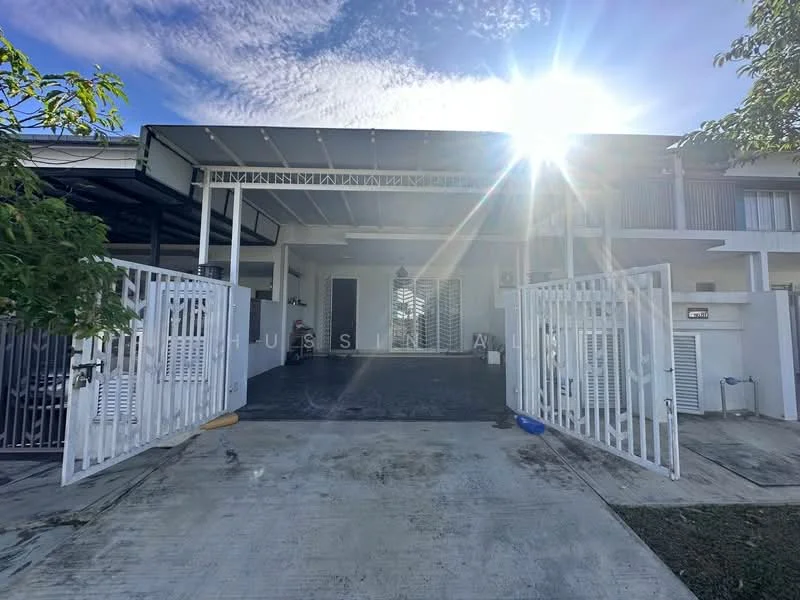 Exterior type: semi-detached house; features: white painted facade, flat roof, double-volume main entrance, manicured lawn, paved driveway, security gate, outdoor lighting, covered porch, surrounded by greenery; style: modern.