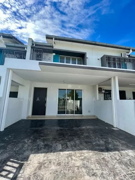 Exterior type: linked terrace house; features: white painted facade, flat roof, ground floor patio, sliding glass door, concrete flooring, balcony on upper floor, air conditioning unit visible, manicured landscaping, clear blue sky; style: modern.