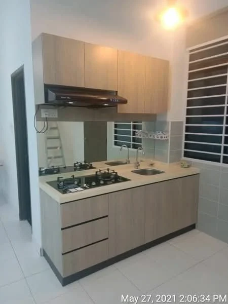 Kitchen features: laminate cabinetry in light wood finish, granite countertop, single-bowl stainless-steel sink, chrome pull-down faucet, built-in gas hob with 4 burners, exhaust hood, white tiled backsplash, white walls, tile flooring, window with horizontal slats, under-cabinet lighting; style: modern.