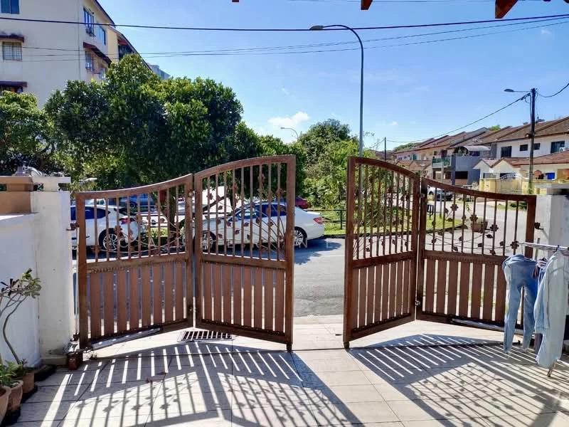 Exterior type: linked terrace house; features: double wooden gate, paved walkway, manicured lawn, mature trees, surrounding residential area, street view, visible parked cars; style: modern.