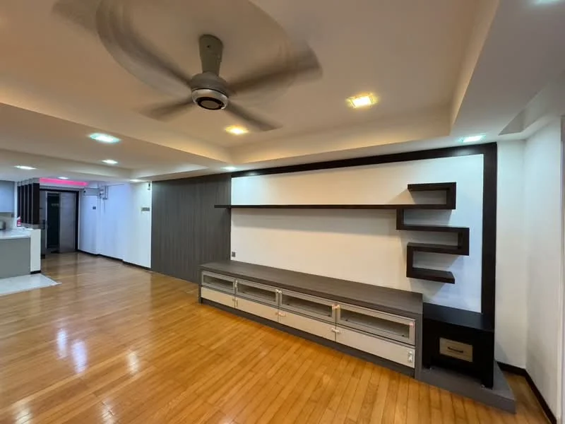 Living features: wooden flooring, 5-blade ceiling fan with light, recessed downlights, wall-mounted TV console, open shelving, built-in cabinets, neutral wall colour, crown moulding; style: modern.