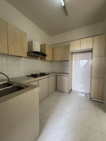 Kitchen features: laminate cabinetry in light wood finish, stainless-steel sink, chrome pull-down faucet, double-burner gas hob, built-in oven, white tiled backsplash, white tiled flooring, overhead cabinets, countertop with rounded edges, exhaust hood; style: modern.