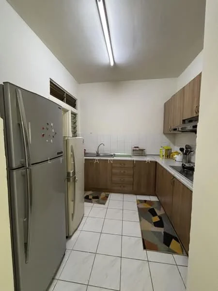 Kitchen features: stainless-steel fridge, white ceramic sink, chrome pull-down faucet, laminate cabinetry in wood finish, white tiled backsplash, ceramic tile flooring, built-in gas stove, exhaust hood, countertop with green surface, area rug with geometric pattern, window with blinds, overhead fluorescent lighting; style: modern.