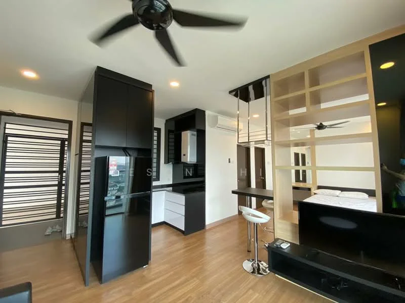 Living features: black cabinetry, white countertop, stainless-steel fridge, built-in oven, 4-burner gas hob, bar stools, wood laminate flooring, ceiling fan, open shelving, wall-mounted TV, dining table, partition wall, natural light from windows; style: modern.