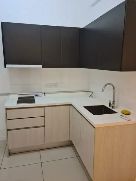 Kitchen features: L-shaped kitchen layout, dark wood upper cabinets, light wood lower cabinets, white quartz countertop, single-bowl stainless-steel sink, chrome pull-down faucet, built-in cooktop, white tiled backsplash, ceramic tile flooring, under-cabinet lighting; style: modern.