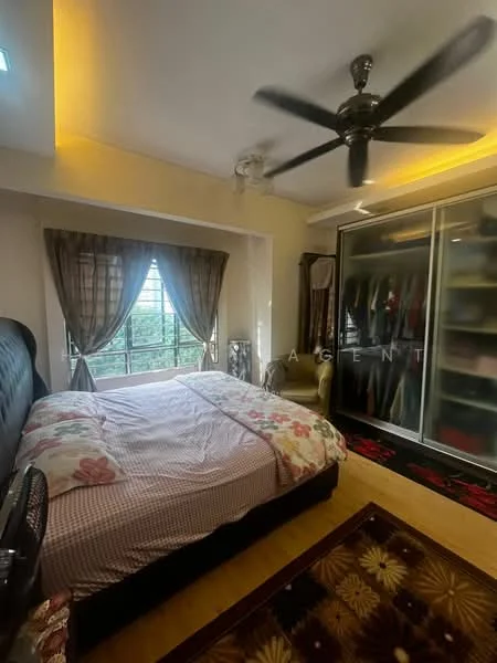 Bedroom features: queen-size bed with floral bedding, upholstered headboard, 2 bedside lamps, built-in wardrobe with sliding doors, ceiling fan, wooden flooring, curtains on windows, area rug with geometric pattern, wall-mounted mirror, window with city view; style: modern; view: city.
