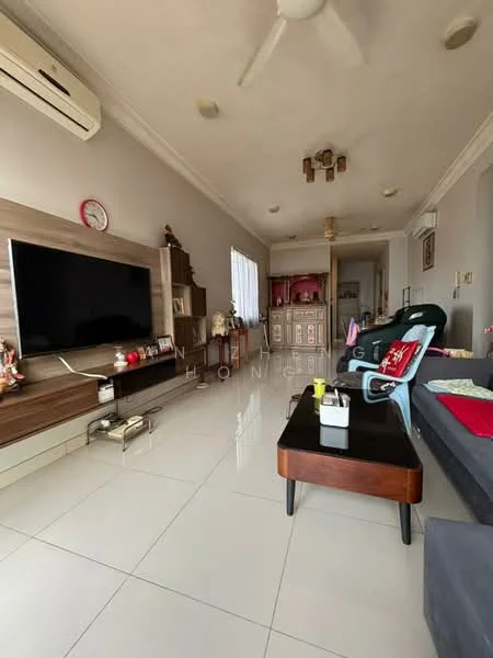 Living features: white painted walls, polished ceramic tile flooring, 5-blade ceiling fan, wall-mounted TV, TV console with storage, sofa in grey fabric, wooden coffee table, decorative items on shelves, window with sheer curtains, air conditioning unit; style: modern.