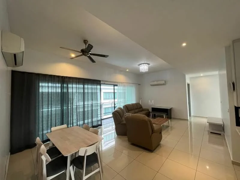 Living features: 5-blade ceiling fan with light, sofa in brown leather, coffee table, TV console, wall-mounted TV, area rug, floor-to-ceiling windows, sliding glass door, curtains in dark fabric, wall-mounted air conditioning unit, recessed downlights, glossy tile flooring, decorative chandelier; style: modern. Dining features: 6-seater dining table in light wood, white dining chairs; style: modern.