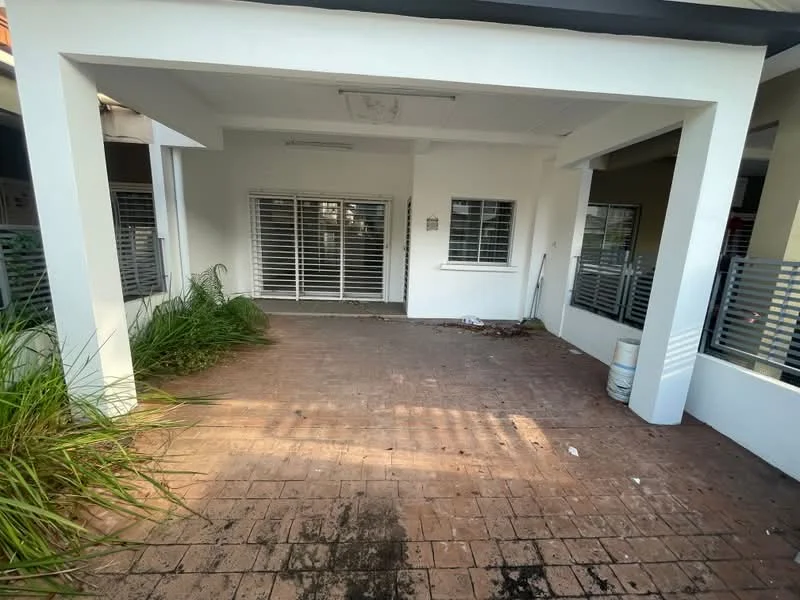 Exterior type: linked terrace house; features: paved flooring, white painted facade, sliding glass door, grilled windows, manicured grass, covered porch area, exposed concrete columns; style: modern.