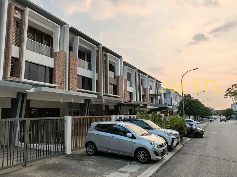 Exterior type: linked terrace house; features: brick facade, white painted facade, flat roof, 2-storey, manicured lawn, paved driveway, car porch, surrounded by greenery, street view, multiple parking spaces; style: modern.