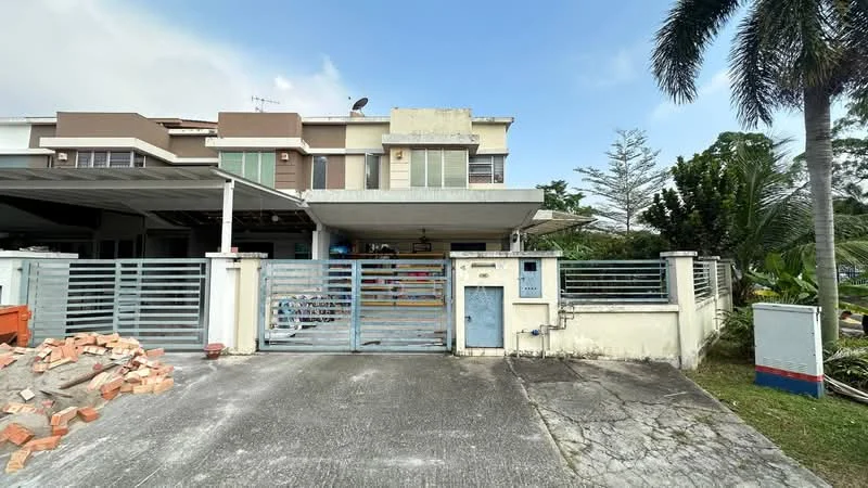 Exterior type: linked terrace house; features: two-storey building, grey painted facade, metal gate, concrete driveway, car porch with roof, front garden area, palm trees, manicured landscaping, visible utility meter, sliding glass door, windows with grilles, brickwork at entrance; style: modern.