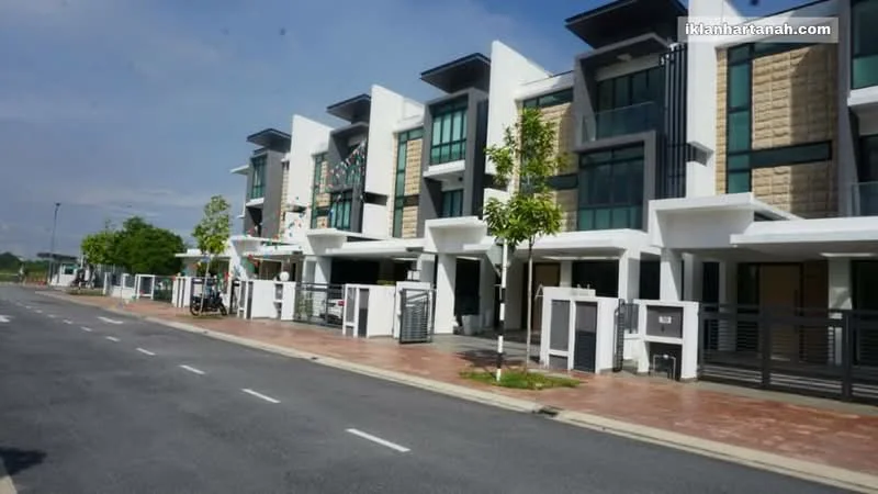 Exterior type: linked terrace house; features: white painted facade, stone cladding, large windows, balconies with glass railings, manicured landscaping, paved driveway, two-storey structure, modern architectural design, front yard with small trees, visible street access; style: modern.