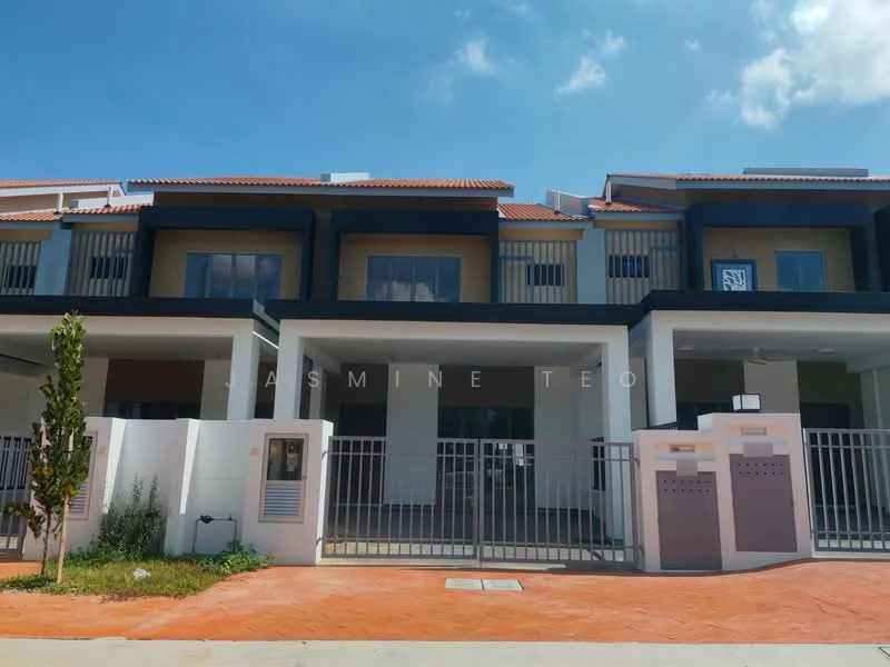 Exterior type: linked terrace house; features: two-storey building, cream painted facade, dark grey accents, gated entrance, front yard with grass, paved driveway, balcony on upper floor, large windows, metal railing on balcony, roof with red tiles; style: modern.