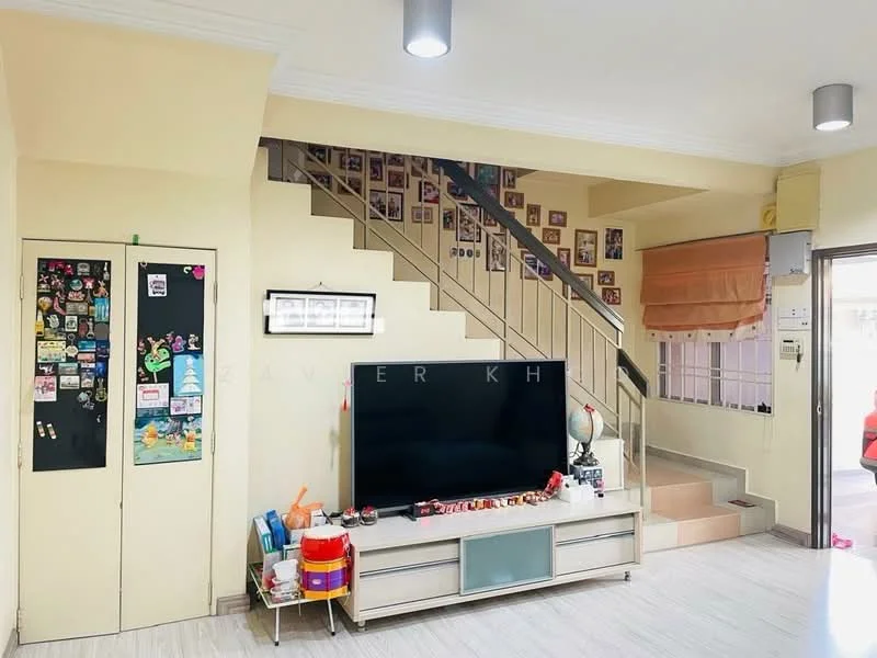 Living features: light-colored painted walls, laminate flooring, staircase with metal railing, wall-mounted TV, TV console with storage, decorative wall with family photos, ceiling lights, window with blinds, decorative globe, colorful storage bins; style: modern.