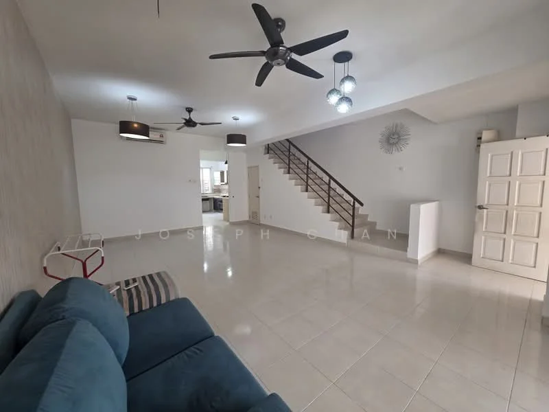Living features: light grey painted walls, white ceiling, 5-blade ceiling fan with light, 2 pendant lamps, recessed downlights, ceramic tile flooring, staircase with wooden railing, decorative wall clock, sofa in blue fabric, coffee table, open layout to kitchen, wall-mounted TV, decorative wall feature; style: modern.