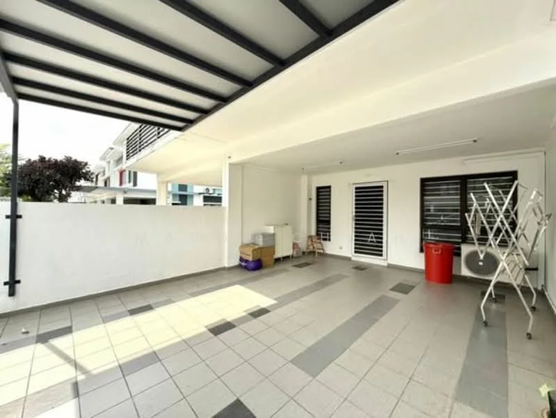 Exterior type: linked terrace house; features: covered patio area, grey tiled flooring, white painted walls, black window grilles, air conditioning unit, folding drying rack, storage boxes, red trash bin; style: modern.