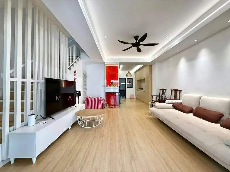 Living features: light wood flooring, white painted walls, tray ceiling with recessed lighting, 5-blade ceiling fan, large wall-mounted TV, white TV console, coffee table with circular design, sofa with beige upholstery and brown cushions, decorative wall with vertical slats, open layout to kitchen, natural light from windows, decorative elements in red; style: modern.