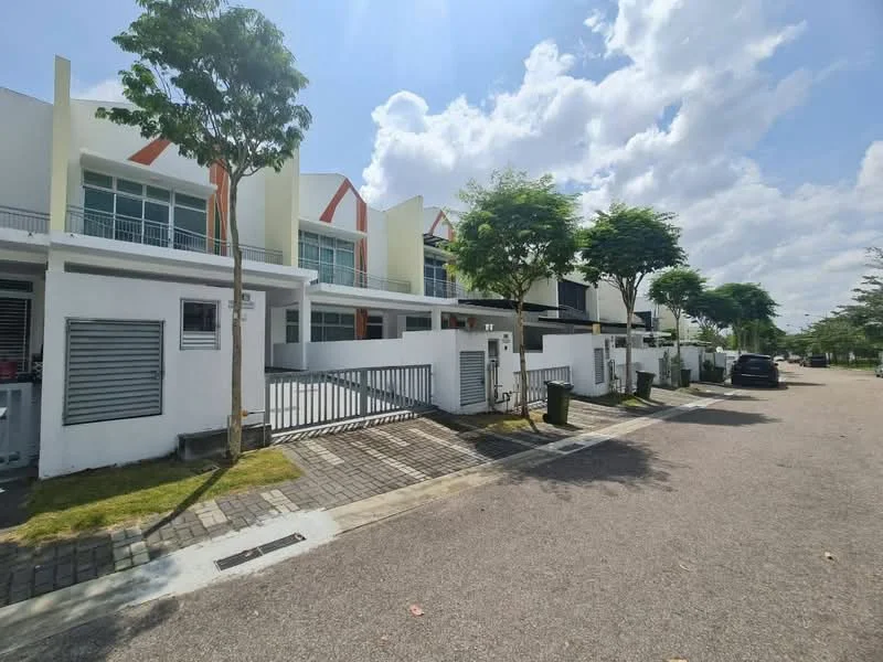 Exterior type: linked terrace house; features: white painted facade, orange accent walls, flat roof, two-storey, manicured lawn, paved walkway, front gate, driveway, surrounded by trees, street view, parking space; style: modern.