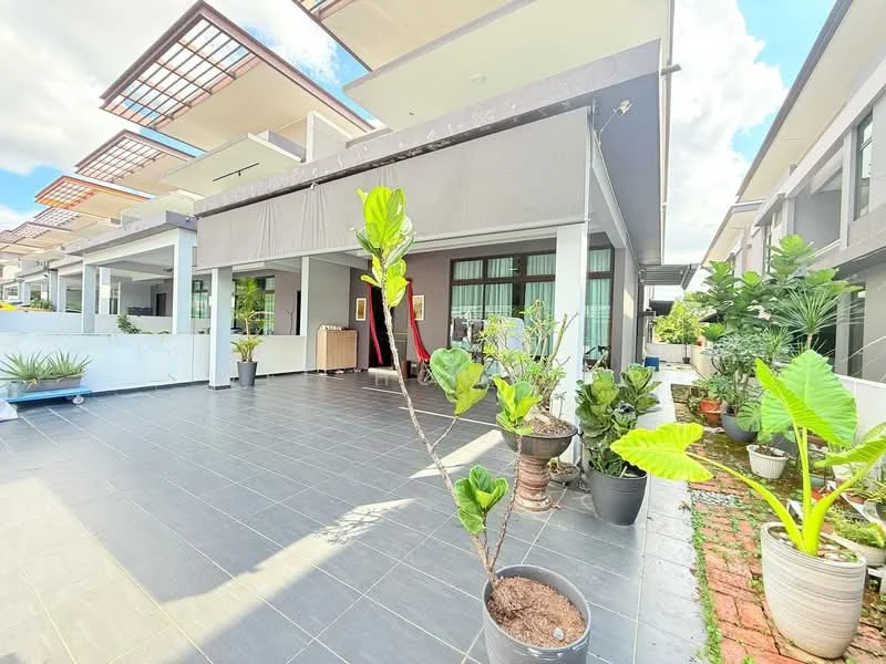 Exterior type: linked terrace house; features: flat roof, white painted facade, large windows, sliding glass doors, outdoor patio area, manicured landscaping, potted plants, grey tiled flooring, open-air design, covered porch, sunlight exposure; style: modern.