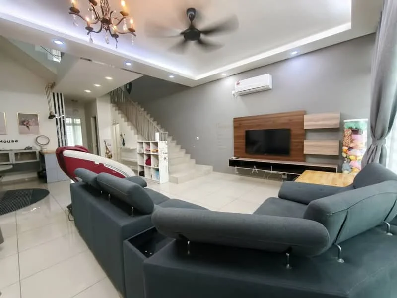 Living features: 5-blade ceiling fan with integrated LED light, sofa in grey fabric, 2-seater red fabric sofa, wooden coffee table, wall-mounted TV, TV console in wood finish, white painted walls, grey accent wall, recessed downlights, tile flooring, staircase in the background, air conditioning unit on the wall, decorative wall with shelves; style: modern.